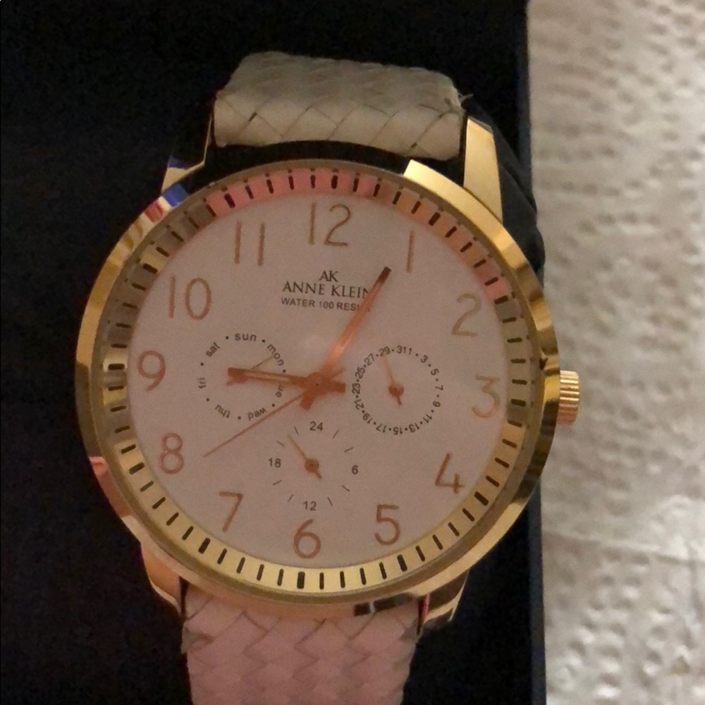 Anne Klein - Picture 2 of 6